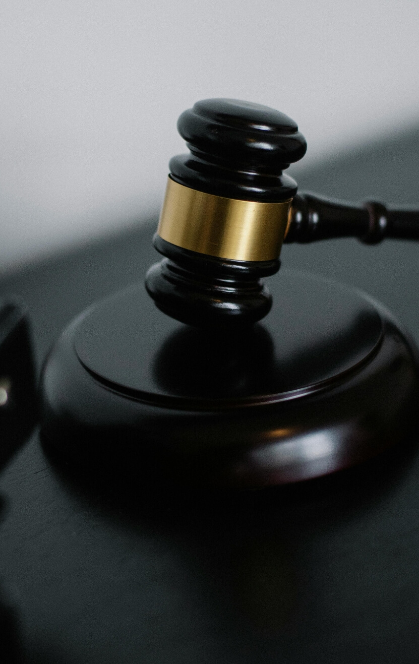 Martillo de caso cerrado-juez en juicio-Pimentel Anguita Abogados