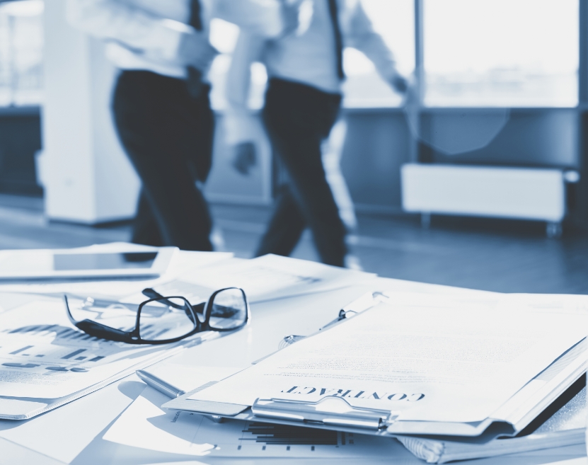 gafas en primer detalle de fondo dos persona andando para reunirse-Pimentel Anguita Abogados-derecho laboral
