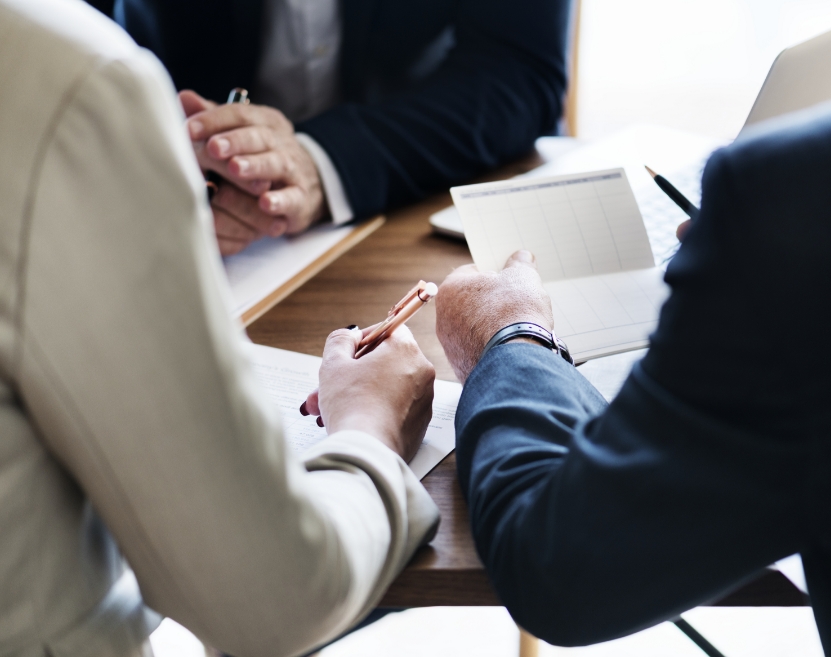 gente de negocios reunidos en despacho-Pimentel Anguita Abogados-derecho civil