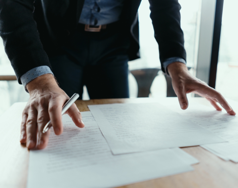 persona estudiando un caso-Pimentel Anguita Abogados-derecho contencioso administrativo